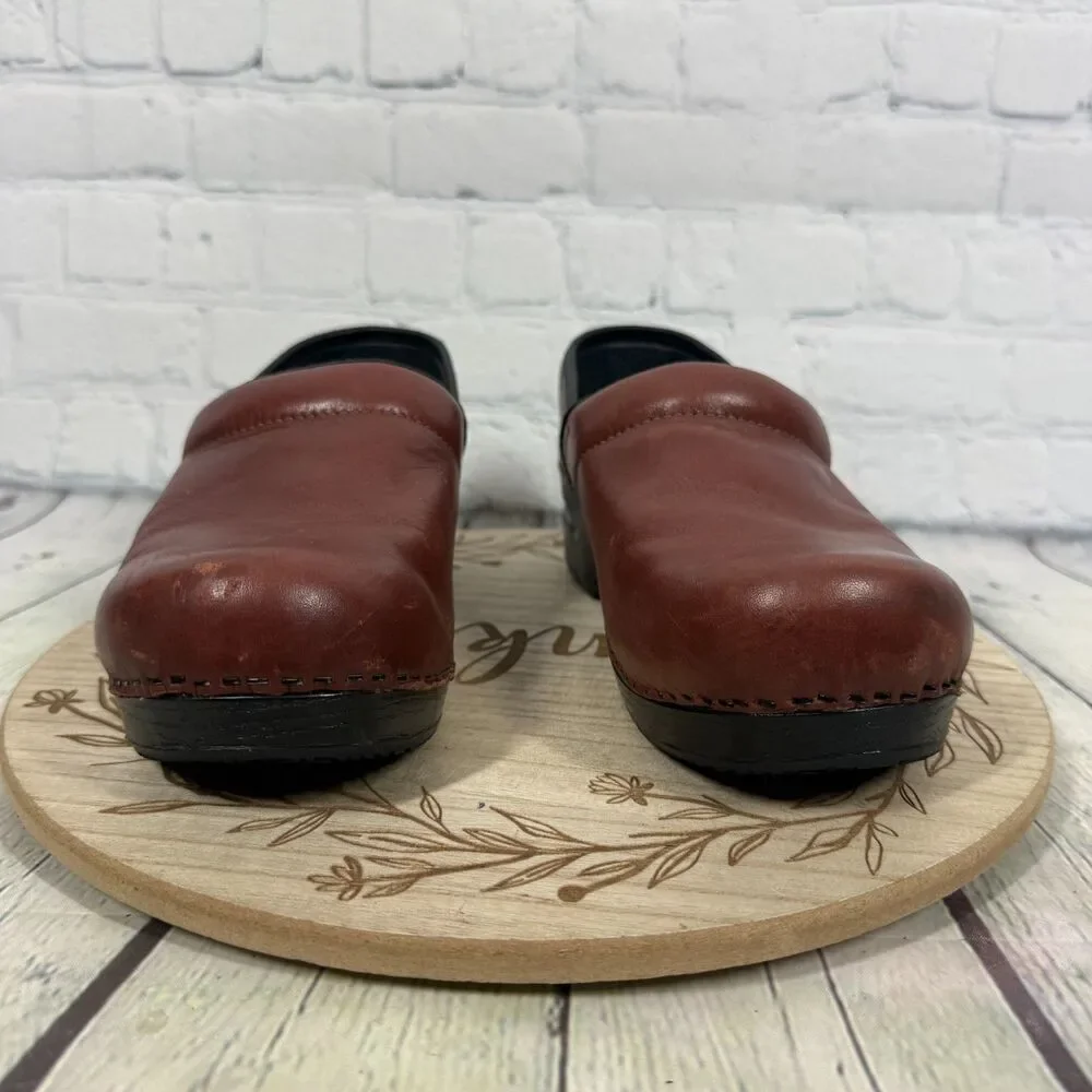 Lands End Clogs Women’s Size 8 US Red Oil Leather Nurse Slip On Shoes